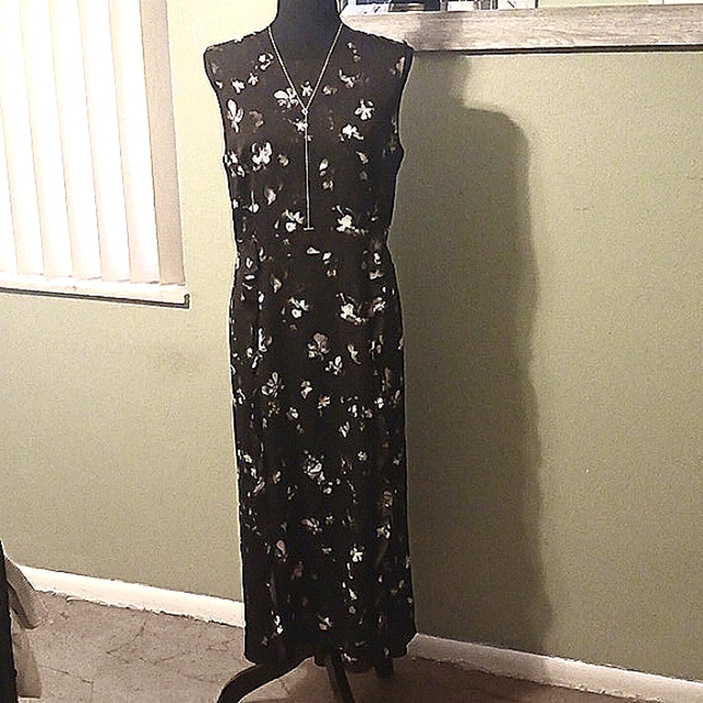 SPECIAL 2/$25 Simply Vera Wang Black floral dress